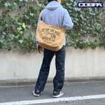 COSPA「ミミックに食べられるフリーレン ニュースペーパーバッグ」使用イメージ（C）山田鐘人・アベツカサ／小学館／「葬送のフリーレン」製作委員会