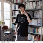 AIR TWOKYO『【推しの子】』第2弾「モノトーンシーンイラストTシャツ 6（MEMちょ）」着用イメージ（C）赤坂アカ×横槍メンゴ／集英社・【推しの子】製作委員会