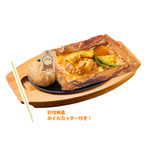ココス×ちいかわ「うさぎのバターチキンカレー包み焼きハンバーグ」（C）nagano / chiikawa committee