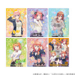 「五等分の花嫁」三玖がにゃんにゃんポーズ♪ 制服姿でプリ撮影を楽しむ五つ子がメロい！新作グッズ登場 画像