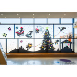 「藤子・F・不二雄ミュージアム クリスマスはミュージアムで!2025」2階・みんなのひろば 大窓のシルエット(C)Fujiko-Pro