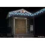 「藤子・F・不二雄ミュージアム クリスマスはミュージアムで!2025」3階・ギフトコーナー藤子屋のデコレーション(C)Fujiko-Pro