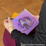 映画『鬼太郎誕生 ゲゲゲの謎』×石黒亜矢子コラボグッズ「ガゼットスライダーポーチ（水木と沙代）」使用イメージ（C）映画「鬼太郎誕生ゲゲゲの謎」製作委員会