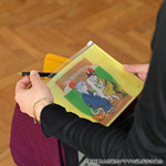 映画『鬼太郎誕生 ゲゲゲの謎』×石黒亜矢子コラボグッズ「ガゼットスライダーポーチ（鬼太郎の父と鬼太郎の母）」使用イメージ（C）映画「鬼太郎誕生ゲゲゲの謎」製作委員会