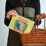 映画『鬼太郎誕生 ゲゲゲの謎』×石黒亜矢子コラボグッズ「ガゼットスライダーポーチ（鬼太郎の父と鬼太郎の母）」使用イメージ（C）映画「鬼太郎誕生ゲゲゲの謎」製作委員会