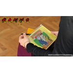 映画『鬼太郎誕生 ゲゲゲの謎』×石黒亜矢子コラボグッズ「ガゼットスライダーポーチ（鬼太郎の父と鬼太郎の母）」使用イメージ（C）映画「鬼太郎誕生ゲゲゲの謎」製作委員会