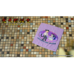 映画『鬼太郎誕生 ゲゲゲの謎』×石黒亜矢子コラボグッズ「ハンドタオル（水木と沙代）」使用イメージ（C）映画「鬼太郎誕生ゲゲゲの謎」製作委員会