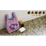 映画『鬼太郎誕生 ゲゲゲの謎』×石黒亜矢子コラボグッズ「エコバッグ（水木と沙代）」使用イメージ（C）映画「鬼太郎誕生ゲゲゲの謎」製作委員会