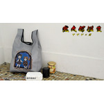 映画『鬼太郎誕生 ゲゲゲの謎』×石黒亜矢子コラボグッズ「エコバッグ（鬼太郎とねこ娘）」使用イメージ（C）映画「鬼太郎誕生ゲゲゲの謎」製作委員会