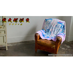 映画『鬼太郎誕生 ゲゲゲの謎』×石黒亜矢子コラボグッズ「ビッグブランケット（水木と沙代）」使用イメージ（C）映画「鬼太郎誕生ゲゲゲの謎」製作委員会