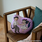 映画『鬼太郎誕生 ゲゲゲの謎』×石黒亜矢子コラボグッズ「ダイカットクッション（水木と沙代）」使用イメージ（C）映画「鬼太郎誕生ゲゲゲの謎」製作委員会