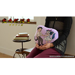 映画『鬼太郎誕生 ゲゲゲの謎』×石黒亜矢子コラボグッズ「ダイカットクッション（水木と沙代）」使用イメージ（C）映画「鬼太郎誕生ゲゲゲの謎」製作委員会