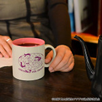 映画『鬼太郎誕生 ゲゲゲの謎』×石黒亜矢子コラボグッズ「たっぷりマグカップ（水木と沙代）」使用イメージ（C）映画「鬼太郎誕生ゲゲゲの謎」製作委員会