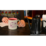 映画『鬼太郎誕生 ゲゲゲの謎』×石黒亜矢子コラボグッズ「たっぷりマグカップ（水木と沙代）」使用イメージ（C）映画「鬼太郎誕生ゲゲゲの謎」製作委員会