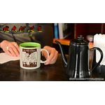 映画『鬼太郎誕生 ゲゲゲの謎』×石黒亜矢子コラボグッズ「たっぷりマグカップ（鬼太郎の父と鬼太郎の母）」使用イメージ（C）映画「鬼太郎誕生ゲゲゲの謎」製作委員会