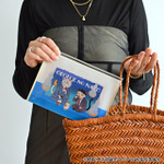 映画『鬼太郎誕生 ゲゲゲの謎』×石黒亜矢子コラボグッズ「ガゼットスライダーポーチ(鬼太郎の父と水木)」使用イメージ(C)映画「鬼太郎誕生ゲゲゲの謎」製作委員会