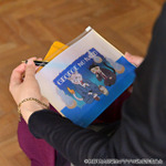 映画『鬼太郎誕生 ゲゲゲの謎』×石黒亜矢子コラボグッズ「ガゼットスライダーポーチ(鬼太郎の父と水木)」使用イメージ(C)映画「鬼太郎誕生ゲゲゲの謎」製作委員会