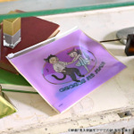 映画『鬼太郎誕生 ゲゲゲの謎』×石黒亜矢子コラボグッズ「ガゼットスライダーポーチ（水木と沙代）」使用イメージ（C）映画「鬼太郎誕生ゲゲゲの謎」製作委員会