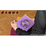 映画『鬼太郎誕生 ゲゲゲの謎』×石黒亜矢子コラボグッズ「ガゼットスライダーポーチ（水木と沙代）」使用イメージ（C）映画「鬼太郎誕生ゲゲゲの謎」製作委員会