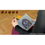 映画『鬼太郎誕生 ゲゲゲの謎』×石黒亜矢子コラボグッズ「ガゼットスライダーポーチ（鬼太郎とねこ娘）」使用イメージ（C）映画「鬼太郎誕生ゲゲゲの謎」製作委員会