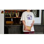 映画『鬼太郎誕生 ゲゲゲの謎』×石黒亜矢子コラボグッズ「クルーネックTシャツ（水木と沙代）」使用イメージ（C）映画「鬼太郎誕生ゲゲゲの謎」製作委員会