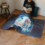 映画『鬼太郎誕生 ゲゲゲの謎』×石黒亜矢子コラボグッズ「ビッグブランケット（鬼太郎とねこ娘）」使用イメージ（C）映画「鬼太郎誕生ゲゲゲの謎」製作委員会