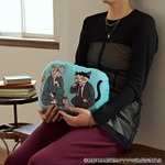 映画『鬼太郎誕生 ゲゲゲの謎』×石黒亜矢子コラボグッズ「ダイカットクッション（鬼太郎の父と水木）」使用イメージ（C）映画「鬼太郎誕生ゲゲゲの謎」製作委員会