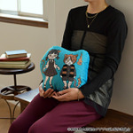 映画『鬼太郎誕生 ゲゲゲの謎』×石黒亜矢子コラボグッズ「ダイカットクッション（鬼太郎とねこ娘）」使用イメージ（C）映画「鬼太郎誕生ゲゲゲの謎」製作委員会