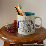 映画『鬼太郎誕生 ゲゲゲの謎』×石黒亜矢子コラボグッズ「たっぷりマグカップ（鬼太郎の父と水木）」使用イメージ（C）映画「鬼太郎誕生ゲゲゲの謎」製作委員会