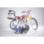 TVアニメ『終末ツーリング』キャスト写真（C）2025 さいとー栄/KADOKAWA/「終末ツーリング」製作委員会