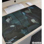 『劇場版 PSYCHO-PASS サイコパス PROVIDENCE』狡噛 慎也＆宜野座 伸元 場面写マルチデスクマット　使用イメージ（C）サイコパス製作委員会