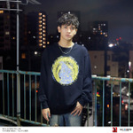 AIR TWOKYO『ゴジラVSデストロイア』グッズコレクション「シーンイラストスウェット 2(バーニングゴジラ)」着用イメージ TM &(C)TOHO CO.,LTD.