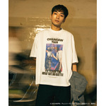 劇場版『チェンソーマン レゼ篇』FREAK'S STOREプリント クルーネックTシャツ「ChainsawMan&Bomb」着用イメージ(C)2025 MAPPA/チェンソーマンプロジェクト(C)藤本タツキ/集英社