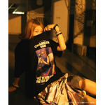 劇場版『チェンソーマン レゼ篇』FREAK'S STOREプリント クルーネックTシャツ「ChainsawMan&Bomb」着用イメージ(C)2025 MAPPA/チェンソーマンプロジェクト(C)藤本タツキ/集英社