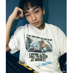 劇場版『チェンソーマン レゼ篇』FREAK'S STOREプリント クルーネックTシャツ「ChainsawMan」着用イメージ(C)2025 MAPPA/チェンソーマンプロジェクト(C)藤本タツキ/集英社