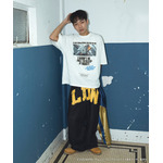 劇場版『チェンソーマン レゼ篇』FREAK'S STOREプリント クルーネックTシャツ「ChainsawMan」着用イメージ(C)2025 MAPPA/チェンソーマンプロジェクト(C)藤本タツキ/集英社