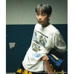 劇場版『チェンソーマン レゼ篇』FREAK'S STOREプリント クルーネックTシャツ「ChainsawMan」着用イメージ（C）2025 MAPPA／チェンソーマンプロジェクト（C）藤本タツキ／集英社