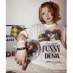 劇場版『チェンソーマン レゼ篇』FREAK'S STOREプリント クルーネックTシャツ「REZE」着用イメージ（C）2025 MAPPA／チェンソーマンプロジェクト（C）藤本タツキ／集英社