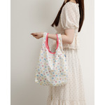 すみっコぐらし「グミグミパーティー」ショッピングバッグ　使用イメージ（C）2025 SAN-X CO., LTD. ALL RIGHTS RESERVED.