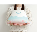 すみっコぐらし「グミグミパーティー」スーパーもーちもち抱きぐるみ　使用イメージ（C）2025 SAN-X CO., LTD. ALL RIGHTS RESERVED.