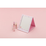 サンエックス「Makeup Rilakkuma 折りたたみミラー」使用イメージ（C）2025 SAN-X CO., LTD. ALL RIGHTS RESERVED.