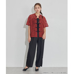 TVアニメ『らんま1/2』× earth music＆ecology Japan Label「チャイナレースシャツ」ボルドー　着用イメージ（C）高橋留美子・小学館/「らんま1/2」製作委員会