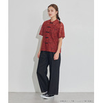 TVアニメ『らんま1/2』× earth music＆ecology Japan Label「チャイナレースシャツ」ボルドー　着用イメージ（C）高橋留美子・小学館/「らんま1/2」製作委員会