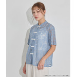 TVアニメ『らんま1/2』× earth music＆ecology Japan Label「チャイナレースシャツ」ライトブルー　着用イメージ（C）高橋留美子・小学館/「らんま1/2」製作委員会