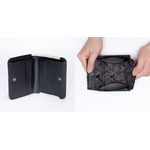 『ドラえもん』甲州印伝のミニウォレット　使用イメージ