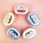 ケースもイヤホンもシンプルな絵柄のワイヤレスイヤホン