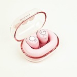 ケースもイヤホンもシンプルな絵柄のワイヤレスイヤホン