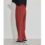 TVアニメ『らんま1/2』× earth music＆ecology Japan Label「チャイナパンツ」ボルドー　着用イメージ（C）高橋留美子・小学館/「らんま1/2」製作委員会