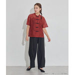 TVアニメ『らんま1/2』× earth music＆ecology Japan Label「チャイナレースシャツ」ボルドー　着用イメージ（C）高橋留美子・小学館/「らんま1/2」製作委員会