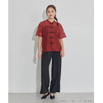 TVアニメ『らんま1/2』× earth music＆ecology Japan Label「チャイナレースシャツ」ボルドー　着用イメージ（C）高橋留美子・小学館/「らんま1/2」製作委員会